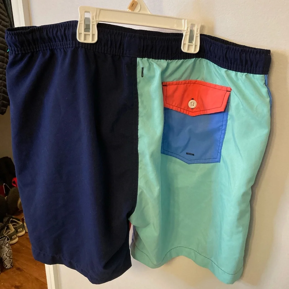 Crown & Ivy Men’s Color Block Swim Trunks sz L with mesh lining and drawstrings